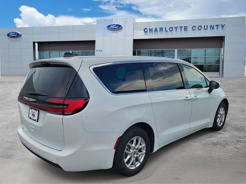 Used 2023 Chrysler Pacifica Touring-L FWD image 4
