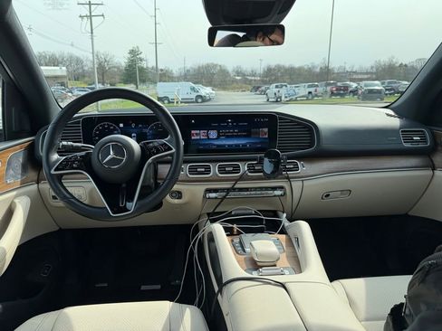 Used 2025 Mercedes-Benz GLS 450 4MATIC image 11