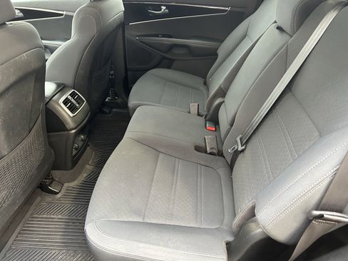 Used 2019 Kia Sorento LX image 16
