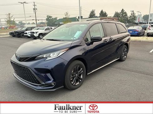 Used 2025 Toyota Sienna XSE w/ XSE Plus Package AWD/4WD image 18