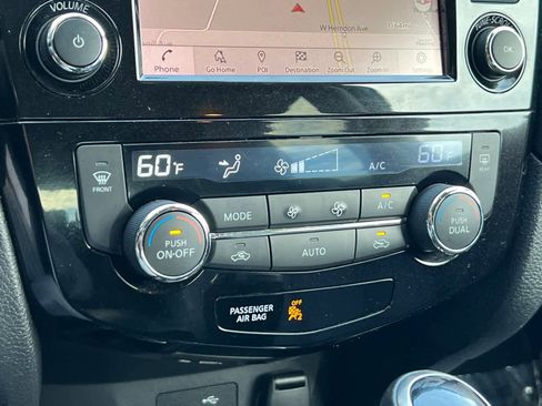 Used 2019 Nissan Rogue SL w/ Premium Package image 25