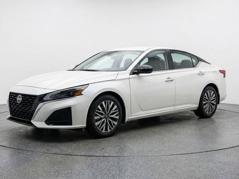 Used 2025 Nissan Altima 2.5 SV FWD image 3