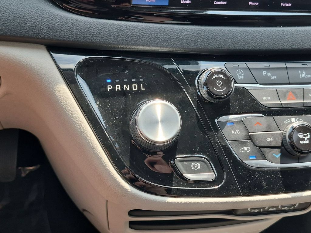 Used 2023 Chrysler Pacifica Touring-L FWD image 27