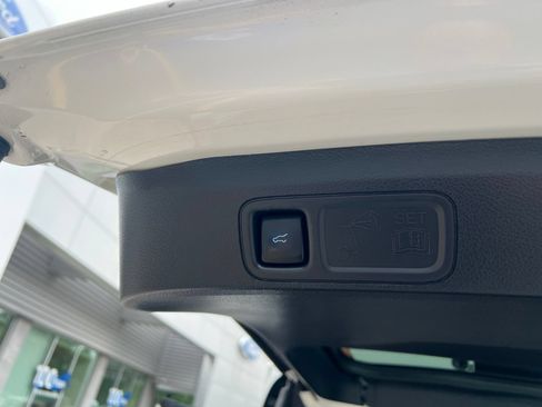 Used 2024 Ford Expedition Limited AWD/4WD image 11