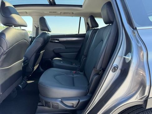 Used 2023 Toyota Highlander Platinum AWD/4WD image 11