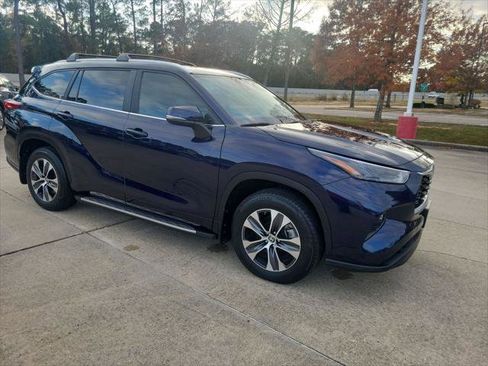 Certified 2023 Toyota Highlander XLE image 9