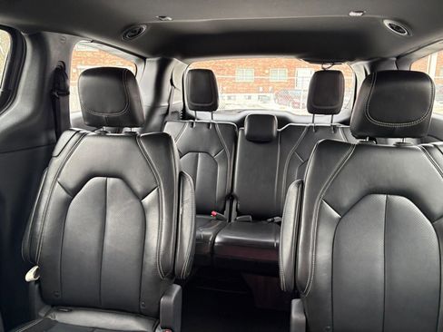 Used 2025 Chrysler Pacifica Select image 36