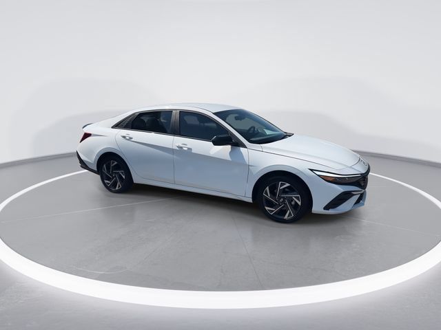 Certified 2025 Hyundai Elantra SEL FWD image 2