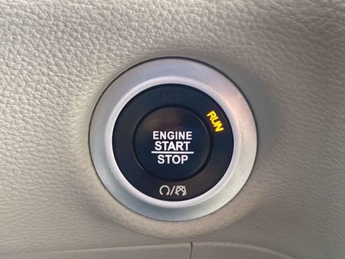 Used 2019 Chrysler Pacifica Limited w/ Advanced Safetytec Group FWD image 17