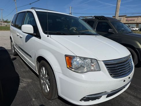 Used 2016 Chrysler Town & Country Touring image 4