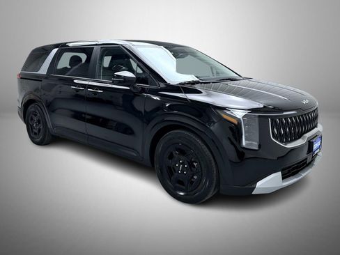 Used 2025 Kia Carnival image 3