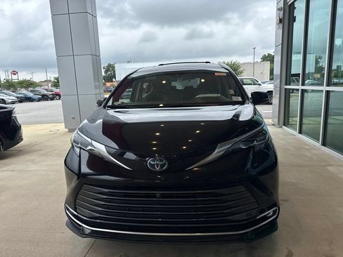 Used 2024 Toyota Sienna Platinum FWD image 2