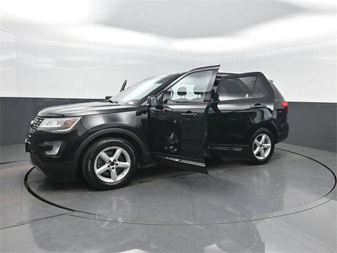 Used 2016 Ford Explorer XLT w/ Equipment Group 202A image 37