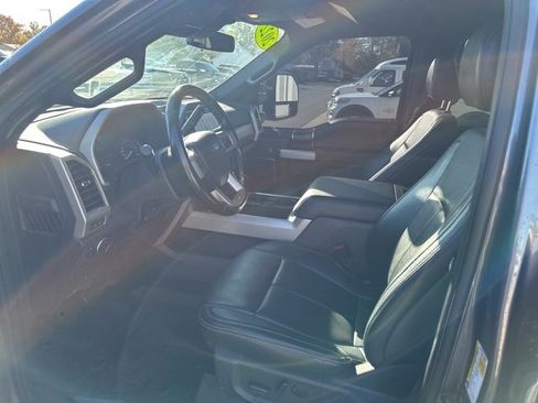 Used 2022 Ford F250 Lariat w/ Black Appearance Package image 7