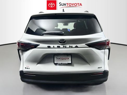 Used 2026 Toyota Sienna XLE FWD image 5