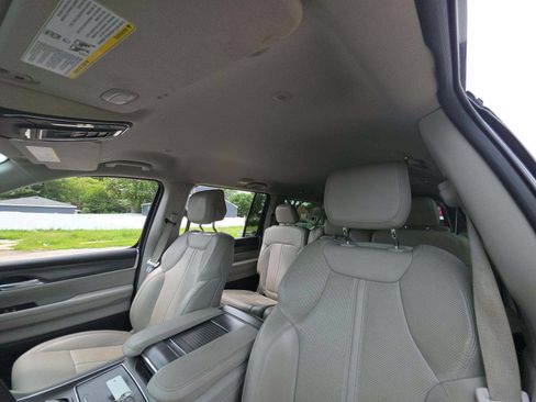 Used 2024 Jeep Wagoneer L Series II RWD image 12
