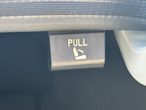 Used 2025 Hyundai Elantra Limited FWD image 36