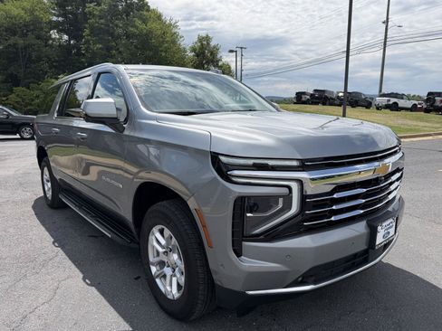 Used 2025 Chevrolet Suburban LT w/ Comfort Package AWD/4WD image 7