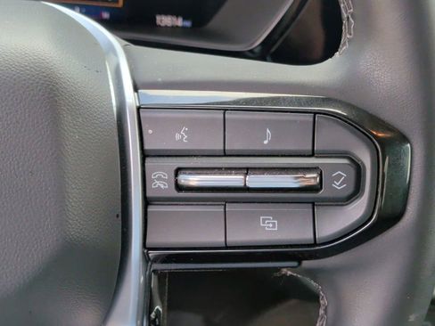 Used 2025 Chevrolet Colorado LT AWD/4WD image 19