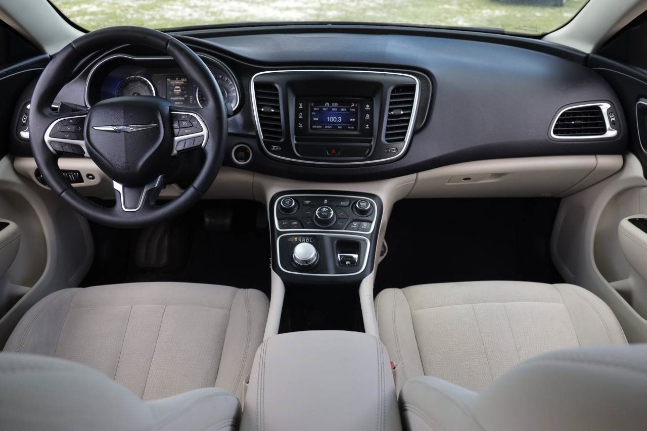 Used 2015 Chrysler 200 Limited w/ Convenience Group FWD image 2
