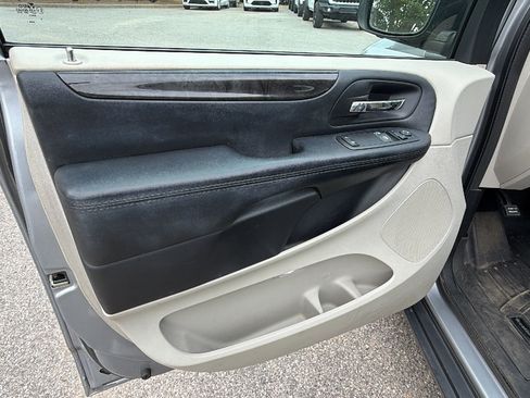 Used 2015 Dodge Grand Caravan American Value Package w/ UConnect Hands-Free Group FWD image 14