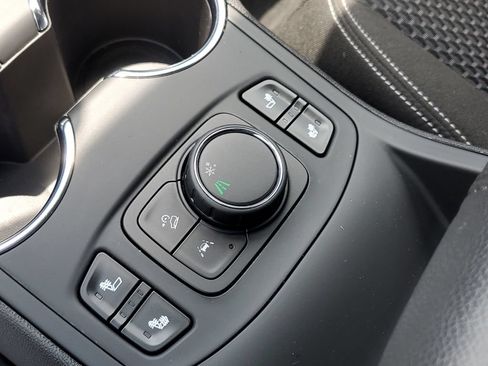 Used 2024 GMC Terrain SLE w/ Driver Convenience Package FWD image 28