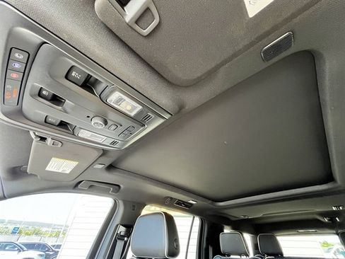 Used 2023 GMC Yukon XL SLT AWD/4WD image 32