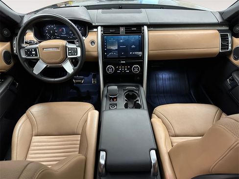 Used 2024 Land Rover Discovery Metropolitan Edition image 10