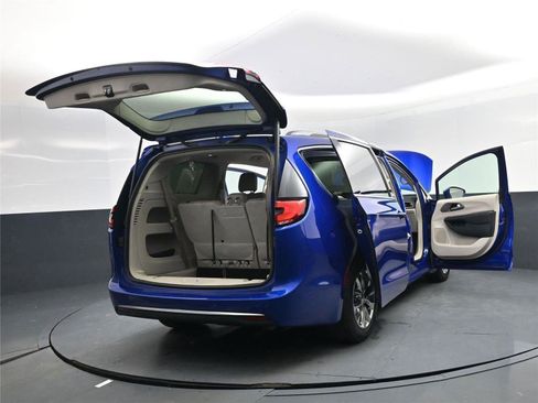 Used 2021 Chrysler Pacifica Touring-L image 19