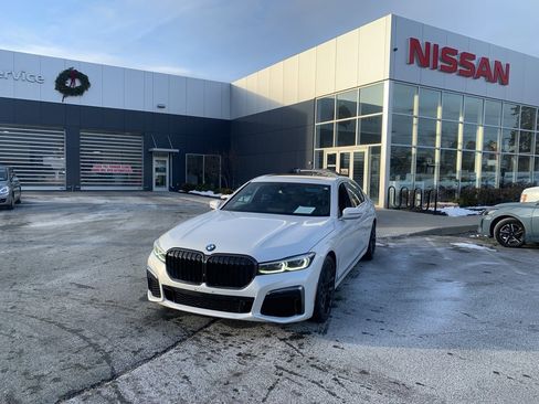 Used 2020 BMW 740i w/ M Sport Package image 3