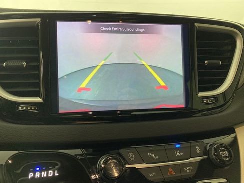 Used 2023 Chrysler Pacifica Touring-L image 25