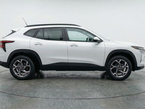 Used 2025 Chevrolet Trax LT FWD image 11