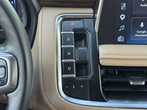 Used 2023 Chevrolet Suburban Premier w/ Premium Package 2 AWD/4WD image 9