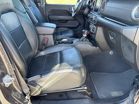 Used 2018 Jeep Wrangler Unlimited Sahara AWD/4WD image 21