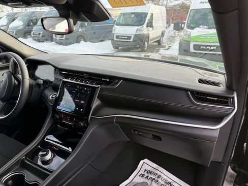 Used 2024 Jeep Grand Cherokee Altitude image 13