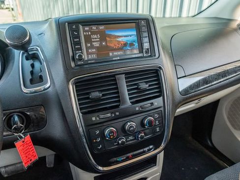 Used 2018 Dodge Grand Caravan SE w/ UConnect Hands-Free Group image 26