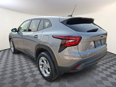Used 2024 Chevrolet Trax LS w/ LS Convenience Package FWD image 4