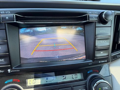 Used 2018 Toyota RAV4 XLE AWD/4WD image 27