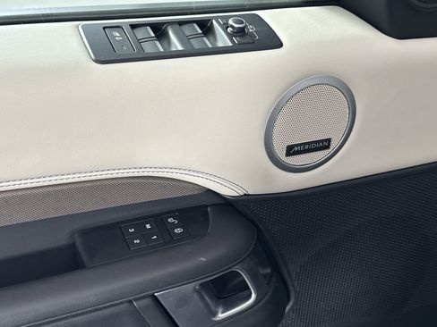 Used 2020 Land Rover Discovery HSE image 17