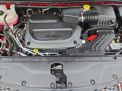 Used 2025 Chrysler Pacifica Select image 33
