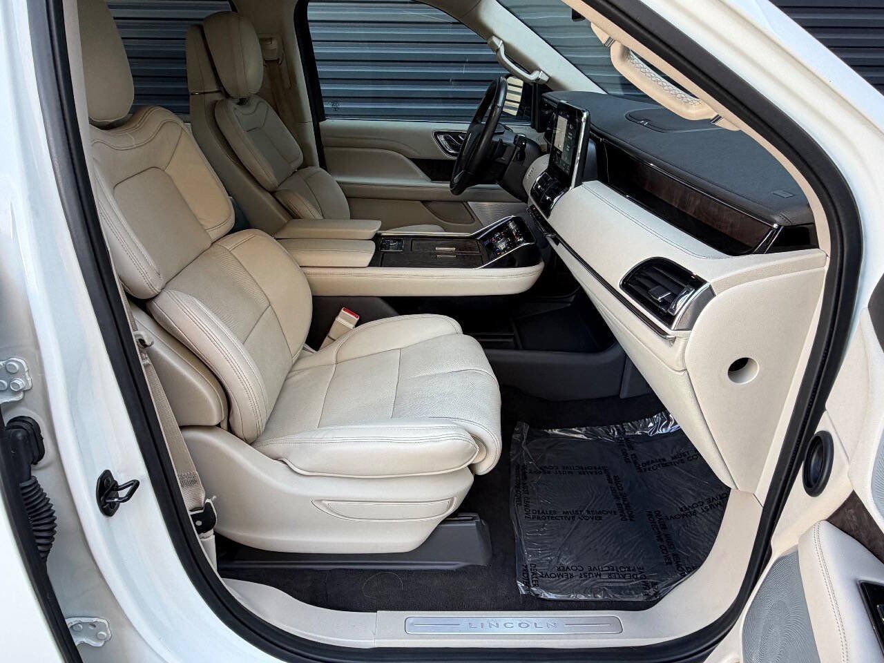 Used 2021 Lincoln Navigator Reserve w/ Luxury Package AWD/4WD image 26