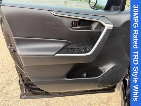 Used 2020 Toyota RAV4 LE FWD image 19