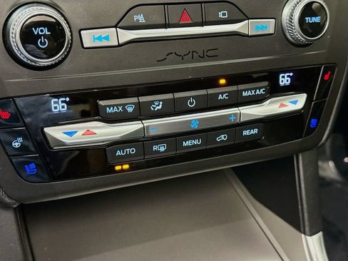 Used 2020 Ford Explorer Platinum w/ Premium Technology Package AWD/4WD image 16