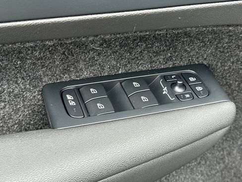 Used 2023 Volvo XC40 Recharge Ultimate image 11