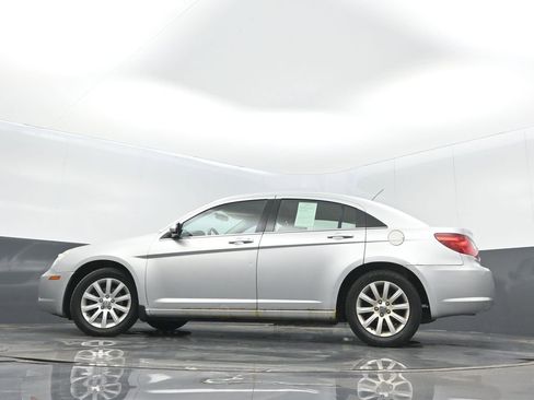 Used 2010 Chrysler Sebring Limited FWD image 29