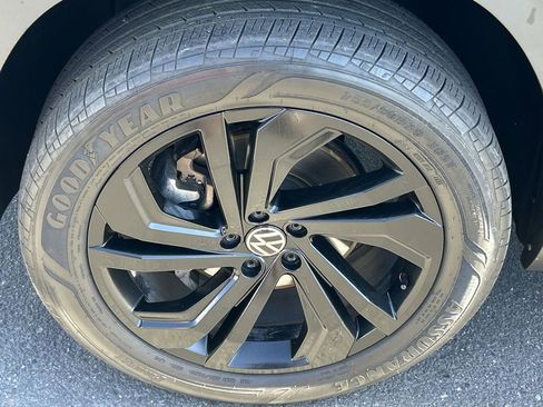 Used 2023 Volkswagen Atlas SE image 32