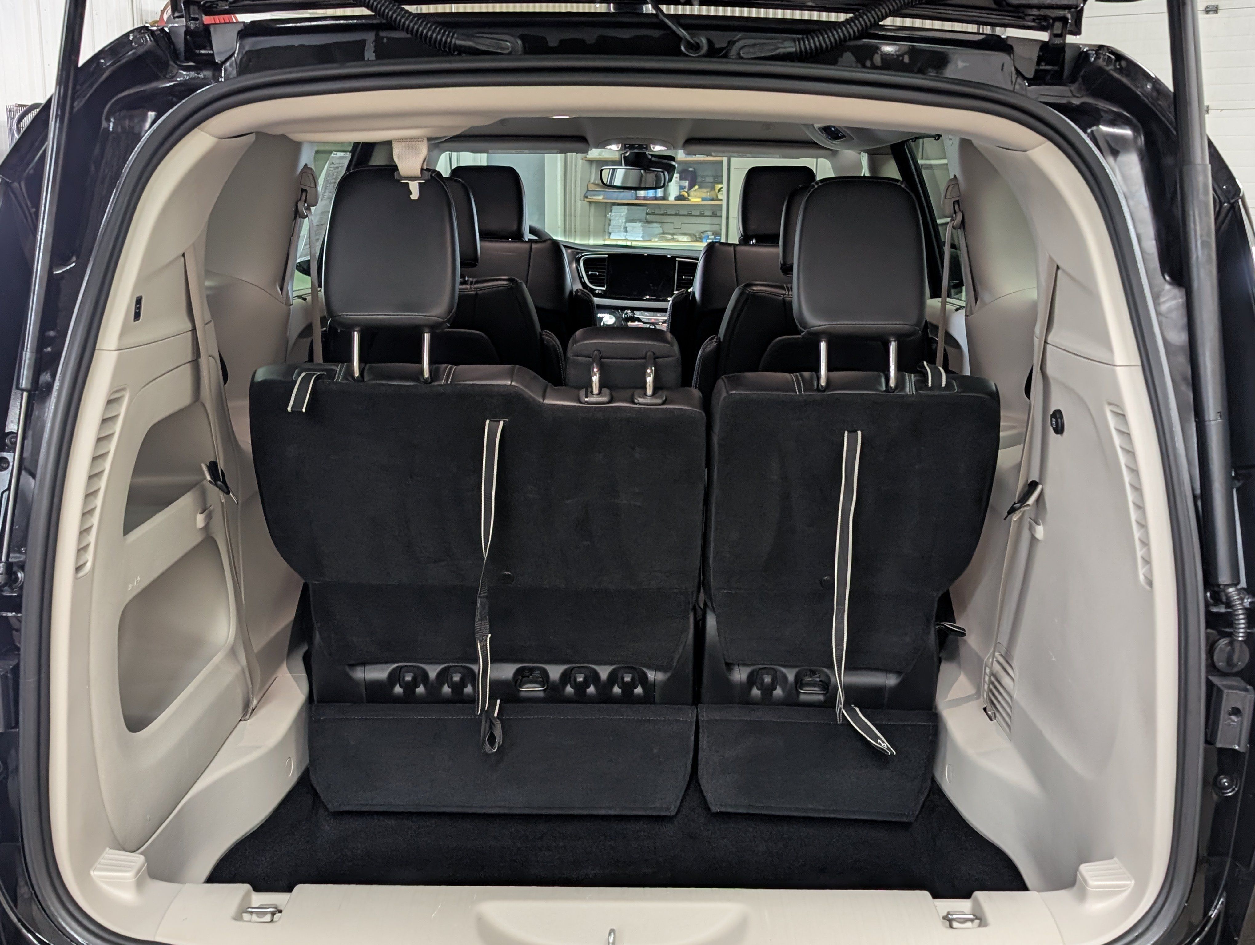 Used 2024 Chrysler Pacifica Touring-L FWD image 23