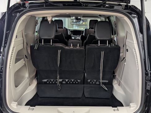 Used 2024 Chrysler Pacifica Touring-L FWD image 23
