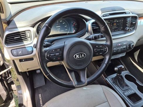 Used 2017 Kia Sorento EX AWD/4WD image 16