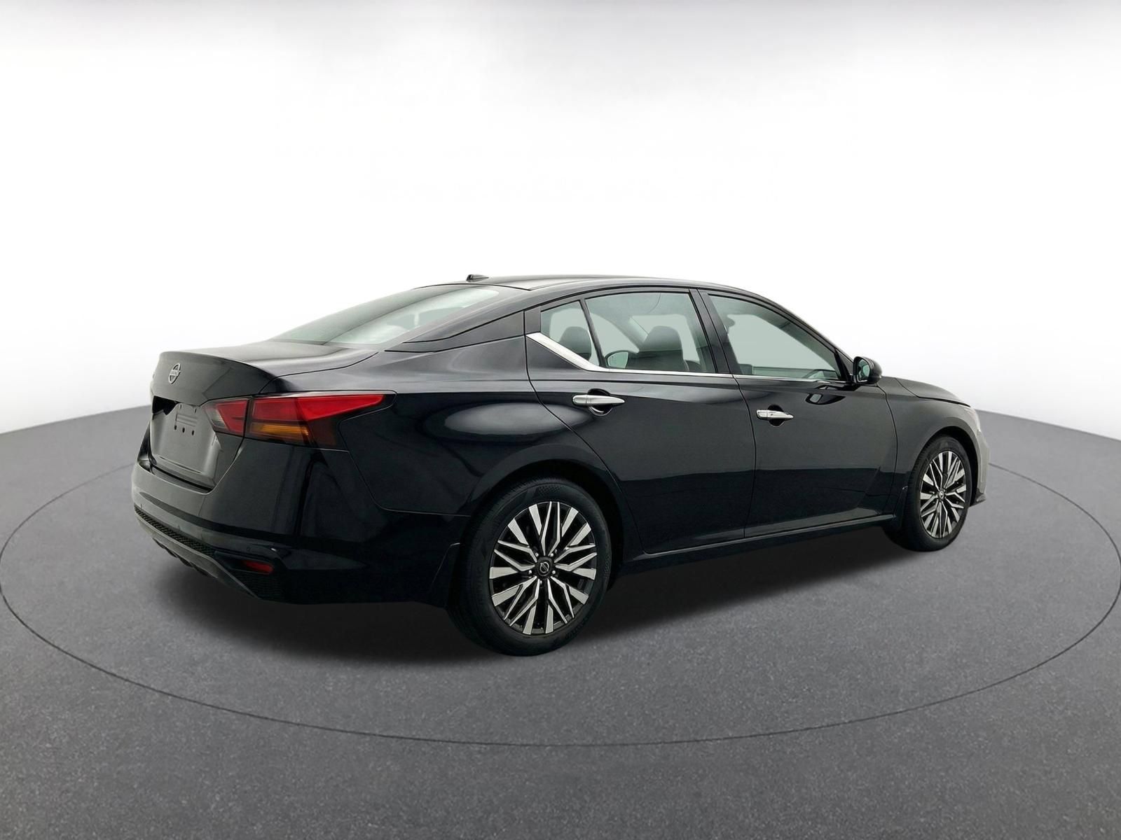 Used 2025 Nissan Altima 2.5 SV FWD image 8